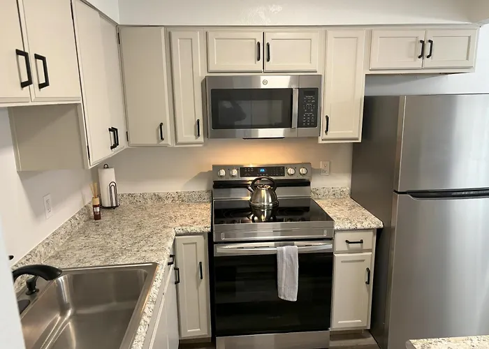 Peaceful Park 2 Bedroom Remodeled Family Suite