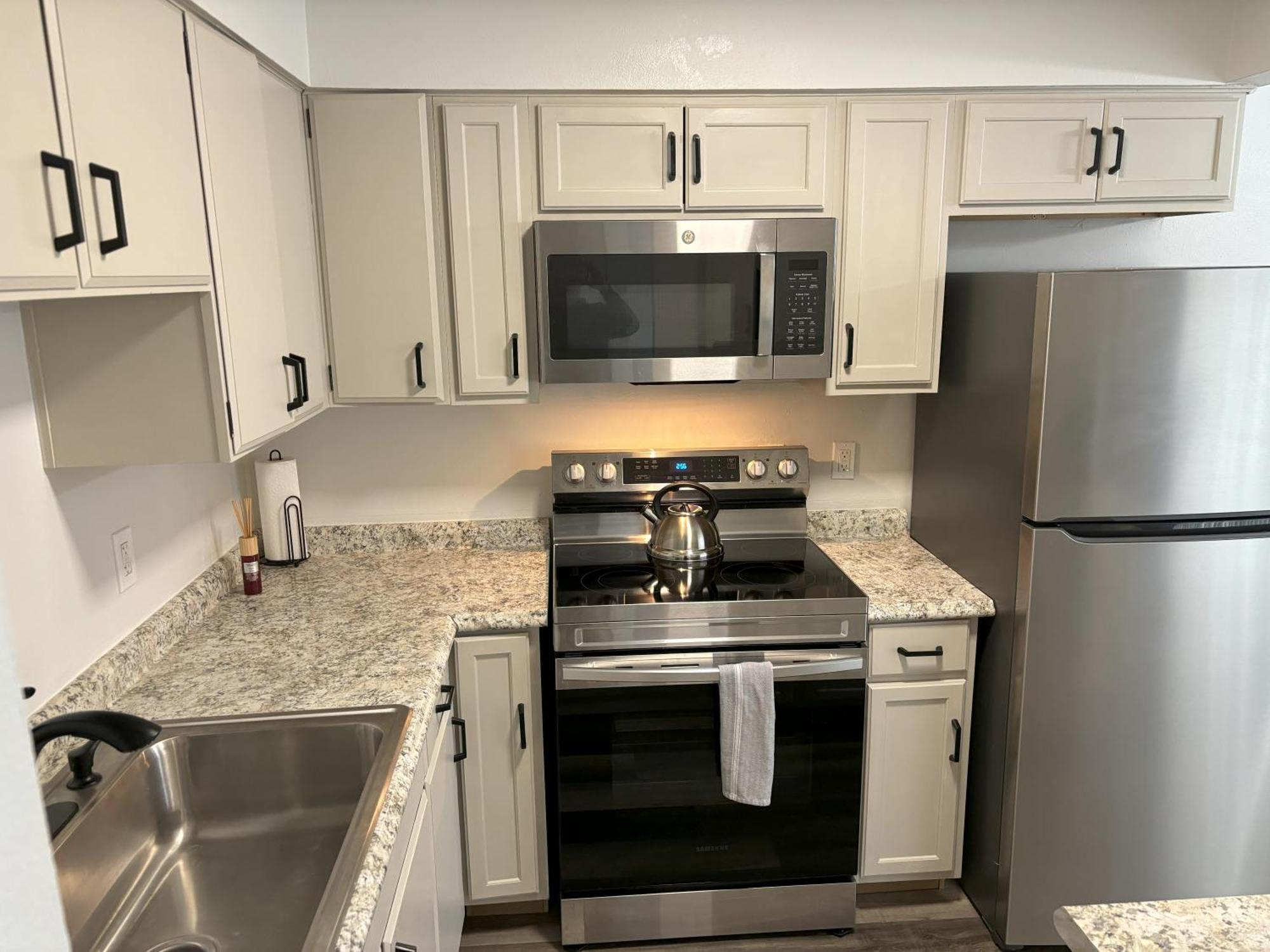 Peaceful Park 2 Bedroom Remodeled Family * Granite City