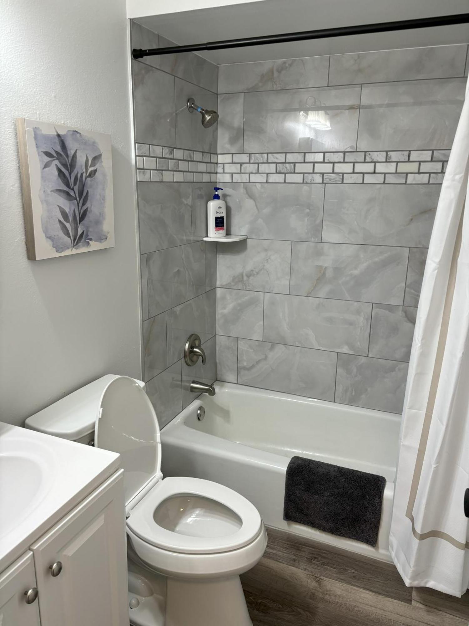 Peaceful Park 2 Bedroom Remodeled Family *