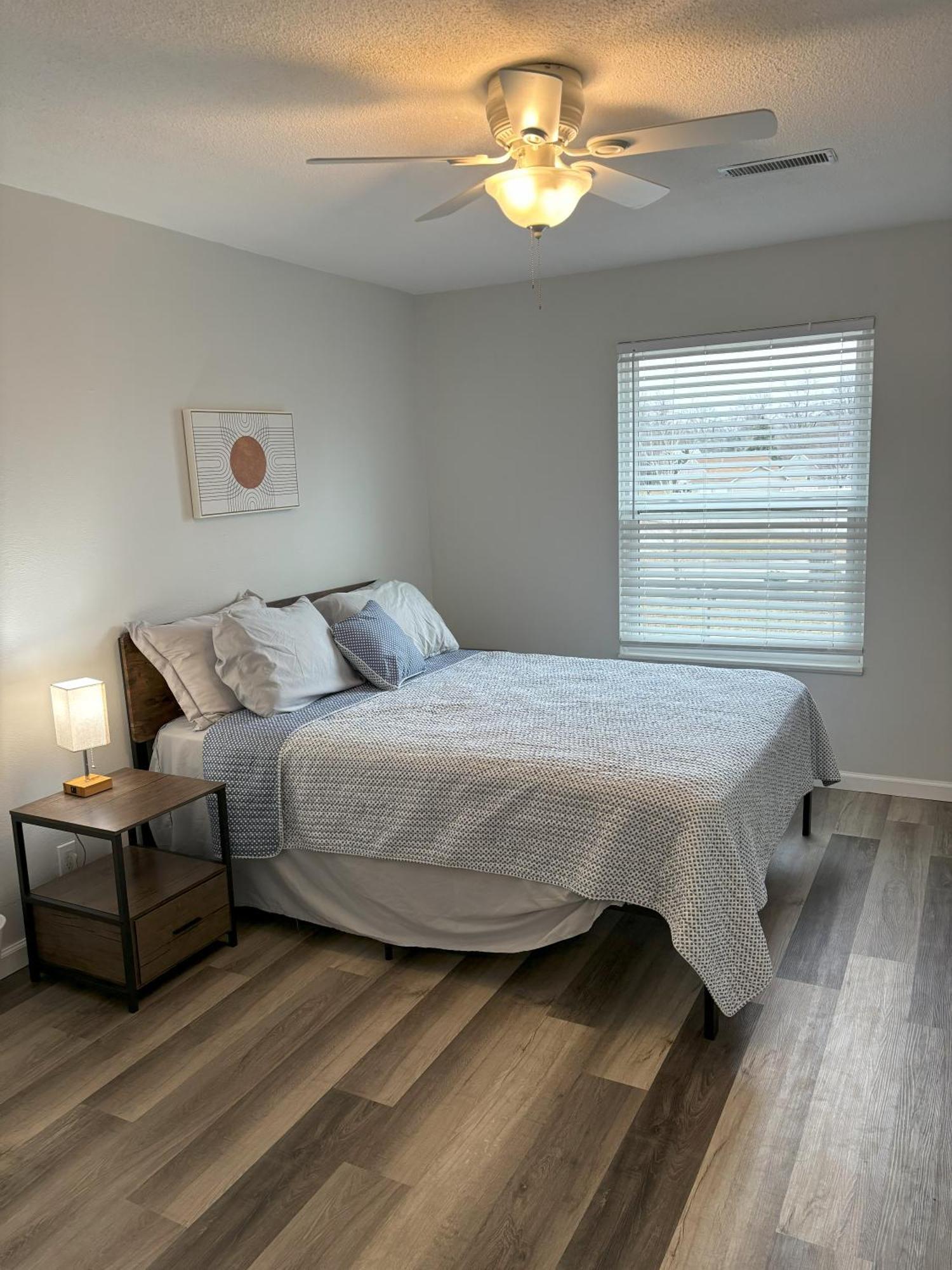 Peaceful Park 2 Bedroom Remodeled Family Apartment *